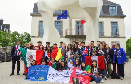 Les Jeunes Inbouds devant la Mairie à Landerneau