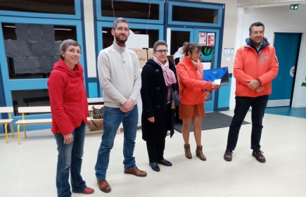 Remise de l'ordinateur à la SNSM de Lancieux suite à l'action 
Journée Champignon 🍄