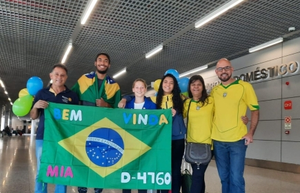 Accueil de Mia à l'aéroport