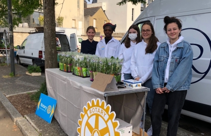 Vente du muguets par l'interact Club de Quimper-Odet