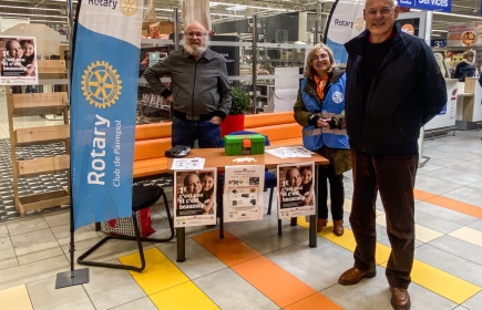 Les Rotariens de Paimpols se mobilisent dans la galerie de CARREFOUR : un jeton de chariot =un euro